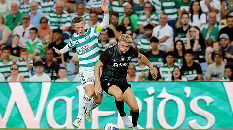 Conrad Harder tenta levar a melhor sobre Calum McGregor.