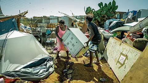 Os moradores do Talude arrumam os eletrodomésticos depois da demolição das barracas.