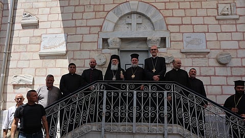 A foto de grupo da visita eclesiástica do cardeal Pizzaballa e de Theophilos III à igreja da Sagrada Família de Gaza. 