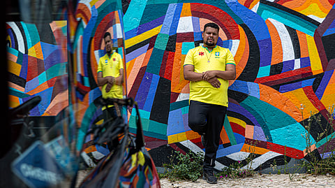 Brasileiro está gravando um documento na Europa sobre os trabalhadores imigrantes.