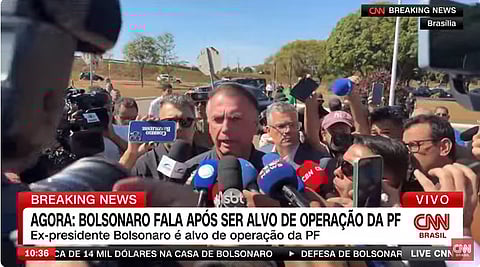 Jair Bolsonaro fala aos jornalista após colocar pulseira eletrónica.