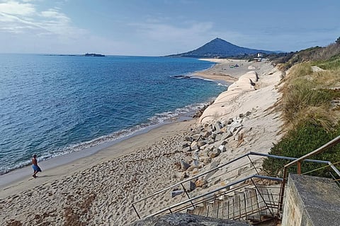 Moledo e a sua praia - recentemente destruída pelo mar - são os principais tópicos das crónicas de António Sousa Homem.