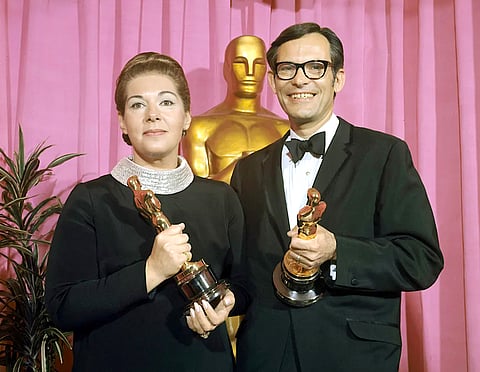 Marilyn e Alan Bergman com os Óscars ganhos por "Yentl" (9 abril 1984).