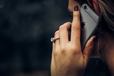 Burlões “mascaram ou falsificam o número de telefone de onde enviam as mensagens ou fazem as chamadas (spoofing), fazendo-se passar por entidades idóneas como o Estado, bancos, prestadores de serviços públicos e privados.