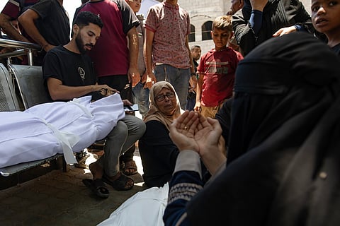 As paletes de comida são colocadas no chão e os palestinianos têm de correr para apanhá-las, sendo que muitas vezes as tropas israelitas disparam contra a multidão.