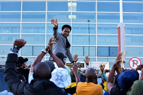 Mondlane à chegada ao aeroporto de Maputo