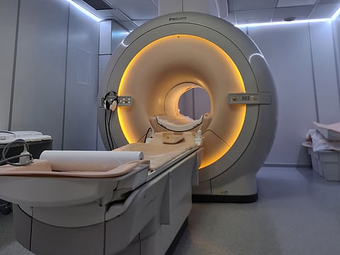 Homem morre puxado por máquina de ressonância magnética por estar a usar colar metálico
