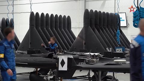 No fim de semana, documentário transmitido pela estação de televisão do exército russo mostrou adolescentes a ajudar a construir drones kamikaze numa fábrica.