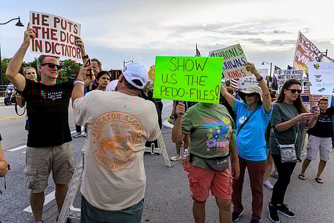 Manifestação junto da estância de Trump em Mar-a-Lago, Florida, na qual se pede a divulgação de ficheiros sobre Epstein.

