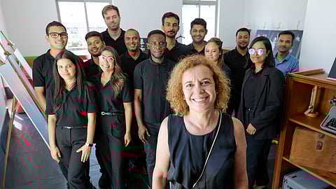 A turma de imigrantes formada no programa do Turismo de Portugal com a professora de língua portuguesa, Altina Almeida.