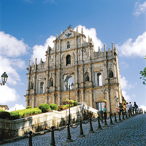 Ruínas de São Paulo, o que resta da fachada frontal da antiga Igreja da Madre de Deus.