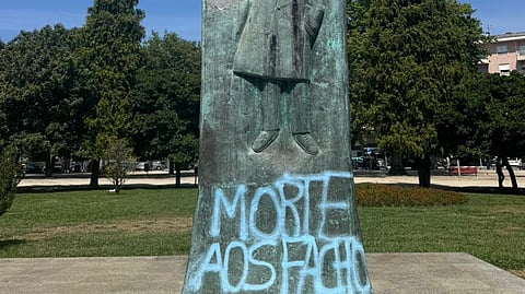 Estátua do antigo primeiro-ministro foi uma das contempladas com graffittis.