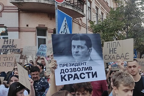 Cartaz contra o presidente ucraniano no protesto de quarta-feira, em Kiev.