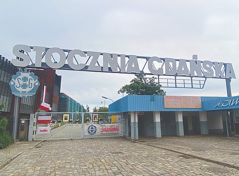 No portão 2 do estaleiro de Gdansk ainda se vê a foto de João Paulo II, o papa polaco que teve papel central na queda do comunismo.