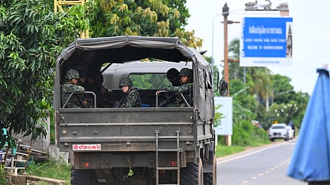 Camião transporta soldados tailandeses junto da fronteira com o Camboja.