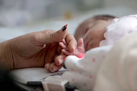 Governo quer pais a gozar 14 dias de licença seguidos após nascimento do filho