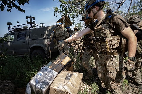MIlitares ucranianos de uma unidade de drones na frente de batalha.