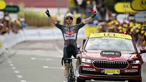 Kaden Groves fugiu para a vitória na 20.ª etapa do Tour. Pogacar mantém vantagem sobre Vingegaard