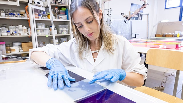 Francisca Lima coloca folha rígida do gel Agar Agar sobre a placa acrílica. 