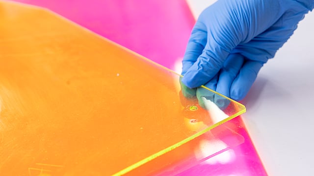 É visível a perda de cor na extremidade da placa acrílica.