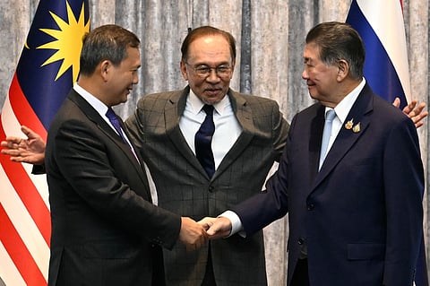 PM malaio apadrinhou acordo entre o líder do Camboja (esq.) e o líder da Tailândia.