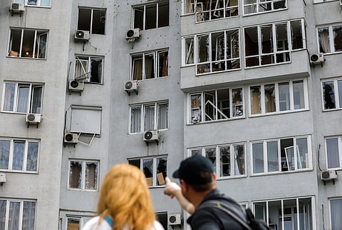 Habitantes avaliam estragos causados por novo ataque em Kiev.