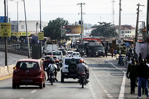 A paralisação dos táxis deixou milhares de pessoas a pé, sem meios de transporte para chegar ao trabalho ou regressar a casa e muitas continuam esta tarde retidas nos seus locais de serviço.