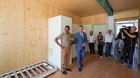José Luís Carneiro visitou esta manhã uma construtora, onde defendeu que as casas modulares podem ser "solução" para casos como os de Loures.