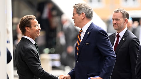 Ulf Kristersson (à esq.), recebeu o secretário do Tesouro dos EUA Scott Bessent e o representante do Comércio dos EUA Jamieson Greer à entrada de Rosenbad, o edifício que alberga o gabinete do primeiro-ministro  sueco, onde decorreram as negociações EUA-China.