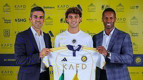 João Félix ladeado por Simão Coutinho (lado esquerdo) e José Semedo. 