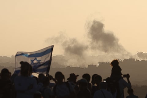 Fumo ergue-se de Gaza após bombardeamento israelita, durante uma marcha em Israel da extrema-direita em defesa do regresso dos colonatos ao enclave palestiniano. 