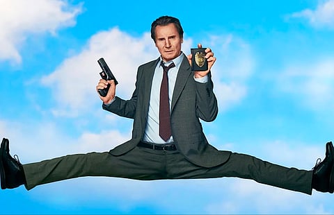 Liam Neeson numa sessão de arriscada fisioterapia...