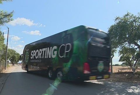 Autocarro do Sporting rebenta pneu a caminho do Algarve