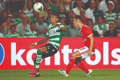 Grimaldo controla Raphinha. A última vez que leões e águias se encontraram na Supertaça foi em 2019, também no Estádio do Algarve,  com o Benfica a vencer o Sporting (5-0).