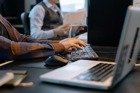  As cláusulas de não-concorrência também podem impedir que ex-empregados solicitem ou aceitem clientes e parceiros de negócio do antigo empregador.