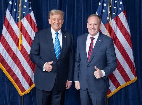 Administrador da EPA Lee Zeldin posa para foto com Donald Trump.