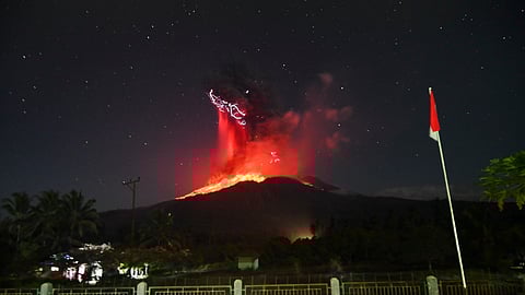 Desde junho, o vulcão Lewtobi Laki-Laki tem estado ativo, com duas erupções registadas.