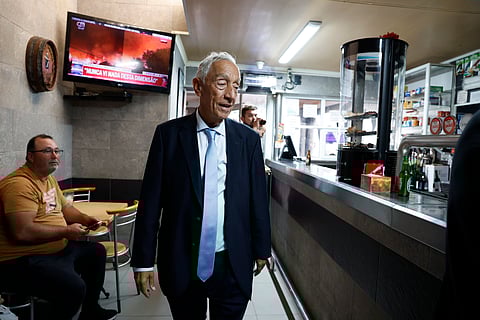Marcelo Rebelo de Sousa num café dos Açores, durante a sua visita oficial à região autónoma no domingo, 3 de agosto.