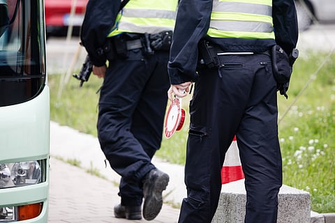 Os nossos parceiros europeus compreendem perfeitamente", porque "estas decisões têm como objetivo fechar a rota migratória que foi reaberta através da Lituânia e da Letónia", acrescentou o ministro do Interior polaco.