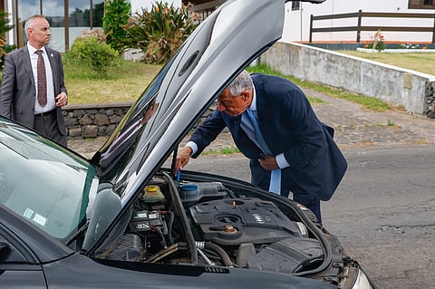 O Presidente da República prontificou-se a analisar a mecânica do automóvel. Mas foi mesmo necessário trocar de viatura.
