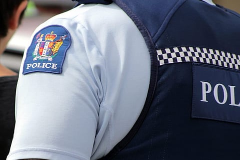 Mulher detida na Nova Zelândia após menina de dois anos ser encontrada na bagageira de um autocarro