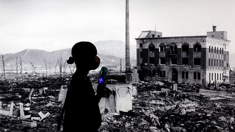 Uma visitante do Museu Memorial da Paz de Hiroxima passa por uma imagem da cidade devastada pelo primeiro bombardeamento atómico do mundo.