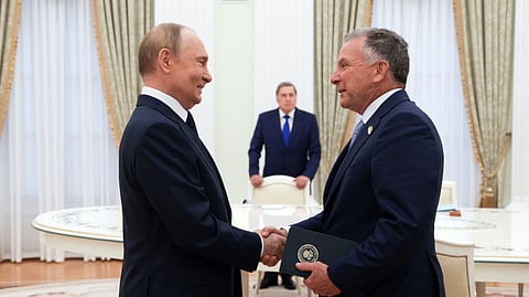 Sorrisos de Vladimir Putin e de Steve Witkoff ao reencontrarem-se no Kremlin.