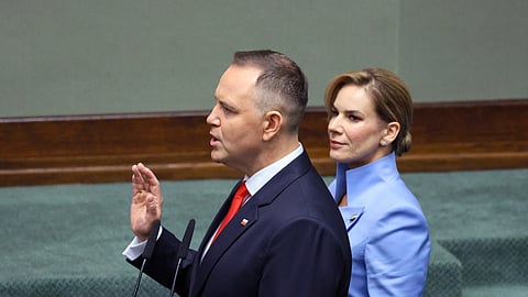 Karol Nawrocki presta juramento ao lado da mulher, Marta Nawrocka.