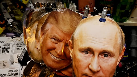 Máscaras com as imagens de Putin e de Trump à venda numa loja de São Petersburgo.