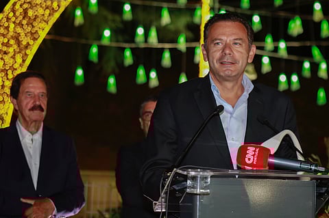 O primeiro-ministro Luís Montenegro acompanhado pelo presidente da Câmara Municipal de Viseu, Fernando Ruas (esq.), durante a visita à Feira de São Mateus, em Viseu.