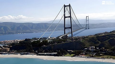 Além da ponte, o projeto prevê a construção de 20 km de estrada e outro tanto de ferrovia.