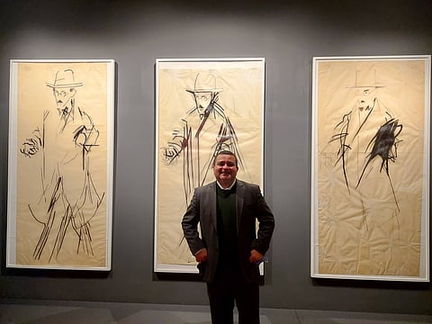 O escritor guiou-se pela vida e obra de Fernando Pessoa, passeando pelos lugares onde o célebre escritor português morou em Lisboa. A partir de cada rua, nasceu um poema.