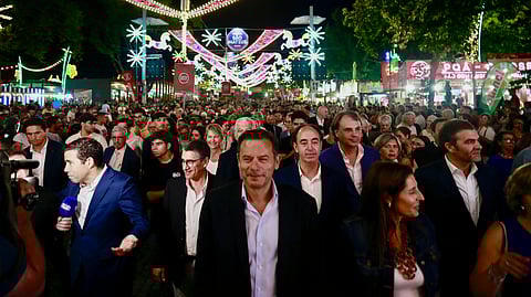O primeiro-ministro Luís Montenegro durante a visita à Feira de São Mateus, em Viseu.