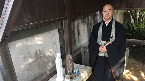 Existe um templo budista no local de Nagasáqui onde os portugueses fizeram a primeira igreja, Shuntokuji ou "Dos Santos". O bonzo Hirano mostra a pedra de mármore que pertenceu ao altar.